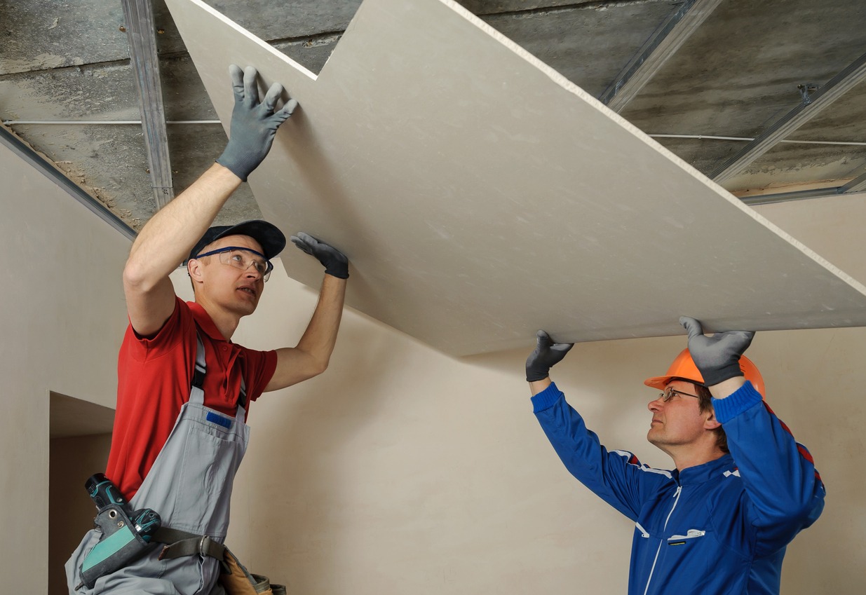men installing a ceiling