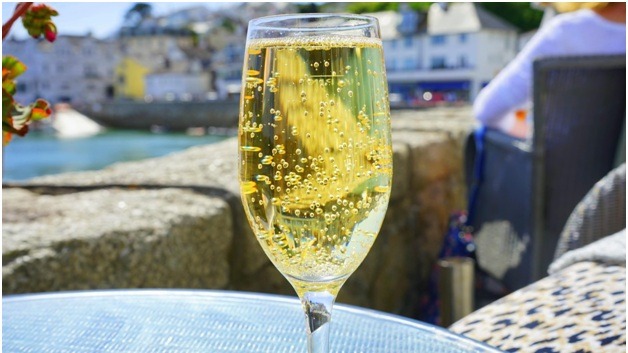 4 Ideal Sparkling Wines To Serve In Housewarming Party