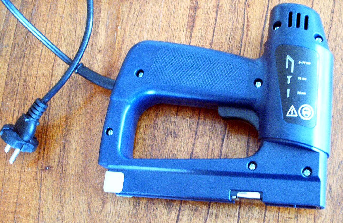 Electric staple gun