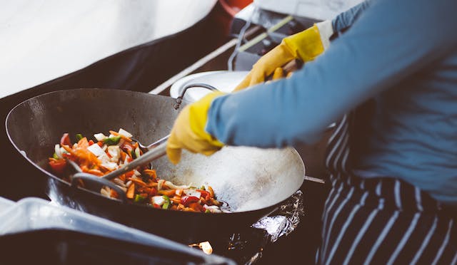 Why cast iron wok is essential tool for your home