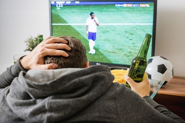 Tips for watching football with friends at home