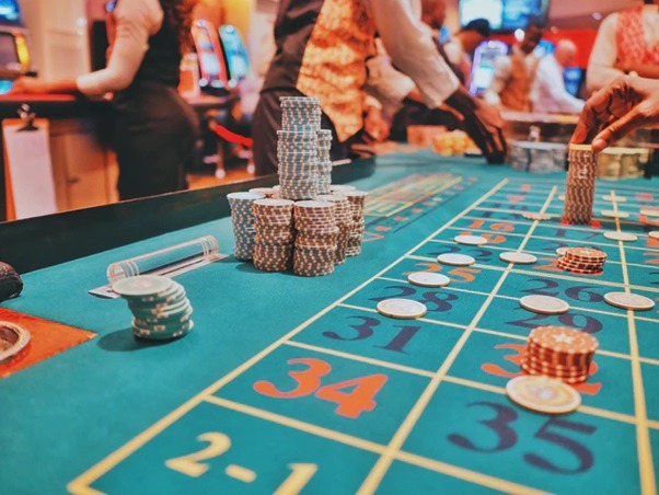 Pros and Cons of Playing at Home vs Playing at a Real Casino