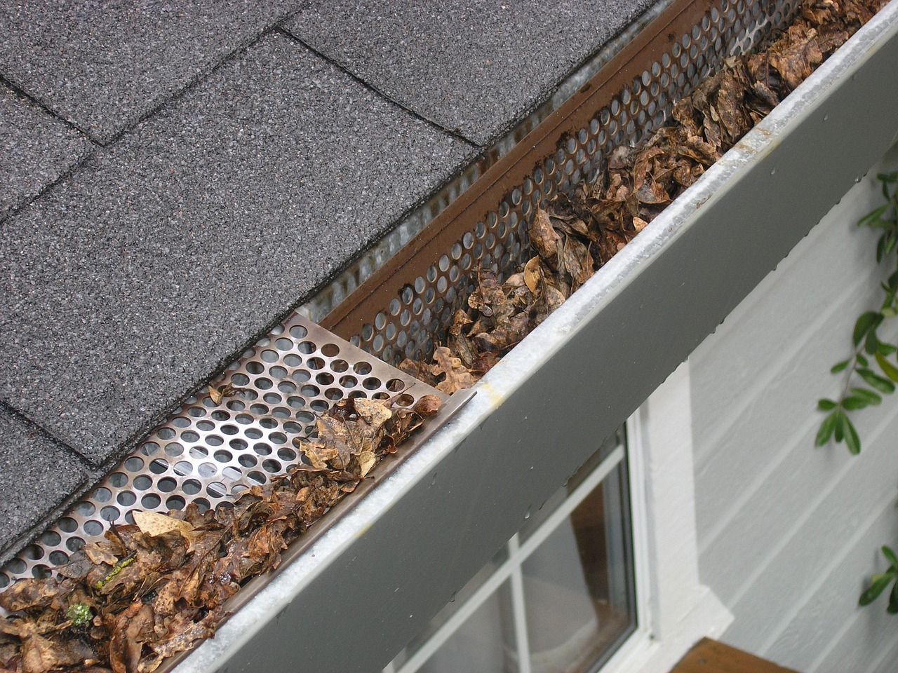 What Is the Difference Between Seamless and Regular Gutters?