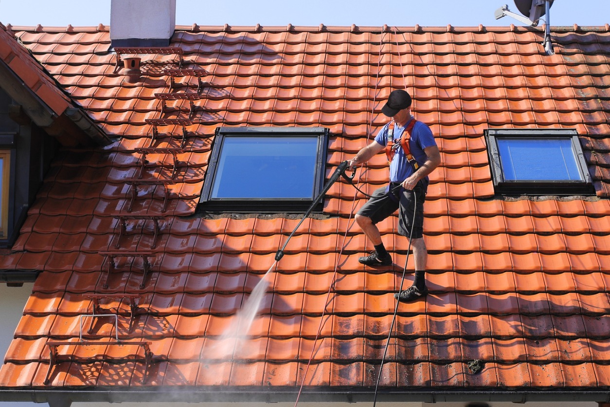 Why You Should Leave Roof Pressure Washing to the Professionals