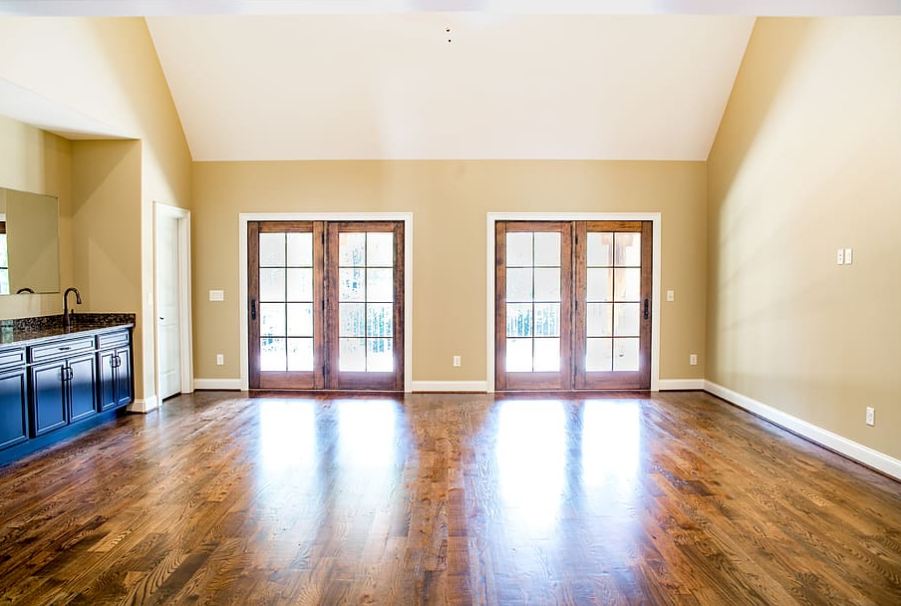 An empty room with baseboards