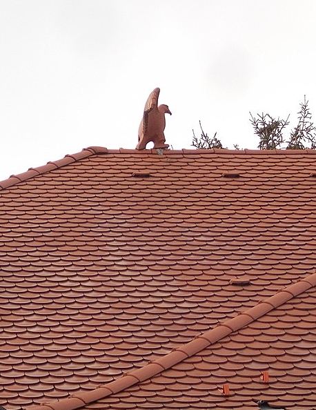 Roof ridge with a ceramic bird