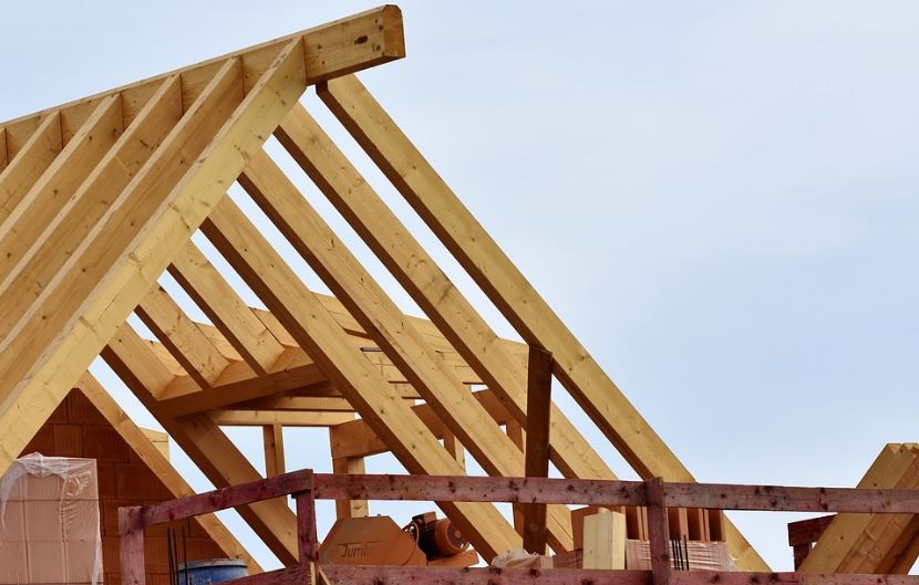 Roof trusses forming a pitch