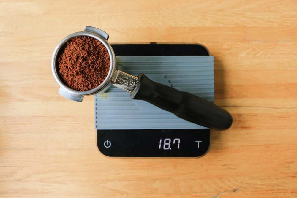 Using a weighing scale for ground coffee