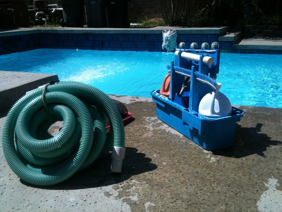 10 Tips to Choose the Right Pool Cleaning Service for You
