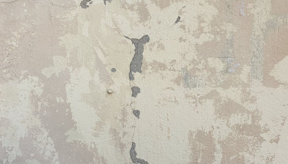 a cement wall with cracks