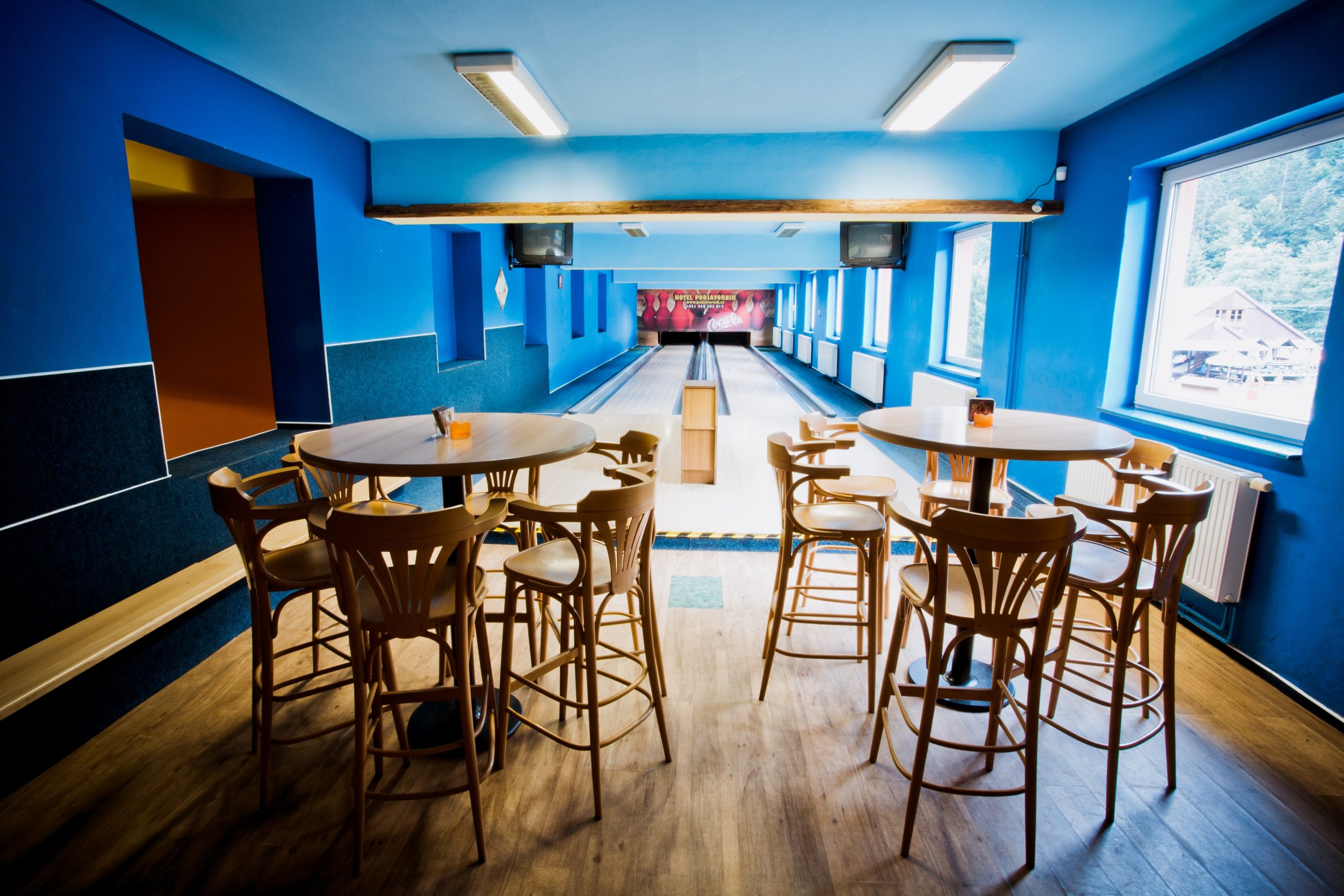 restauranta-bar-room-interior-design-bowling-hotel