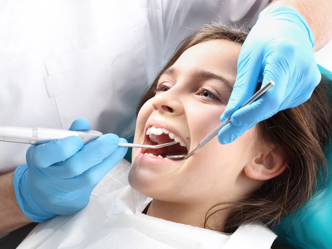 Treatment of the tooth, the dentist cleans loss