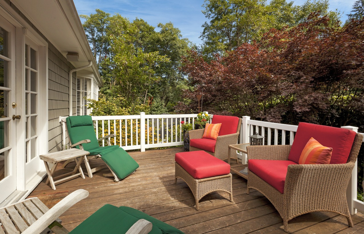 The Benefits of Composite Deck Railings for Summer Weather