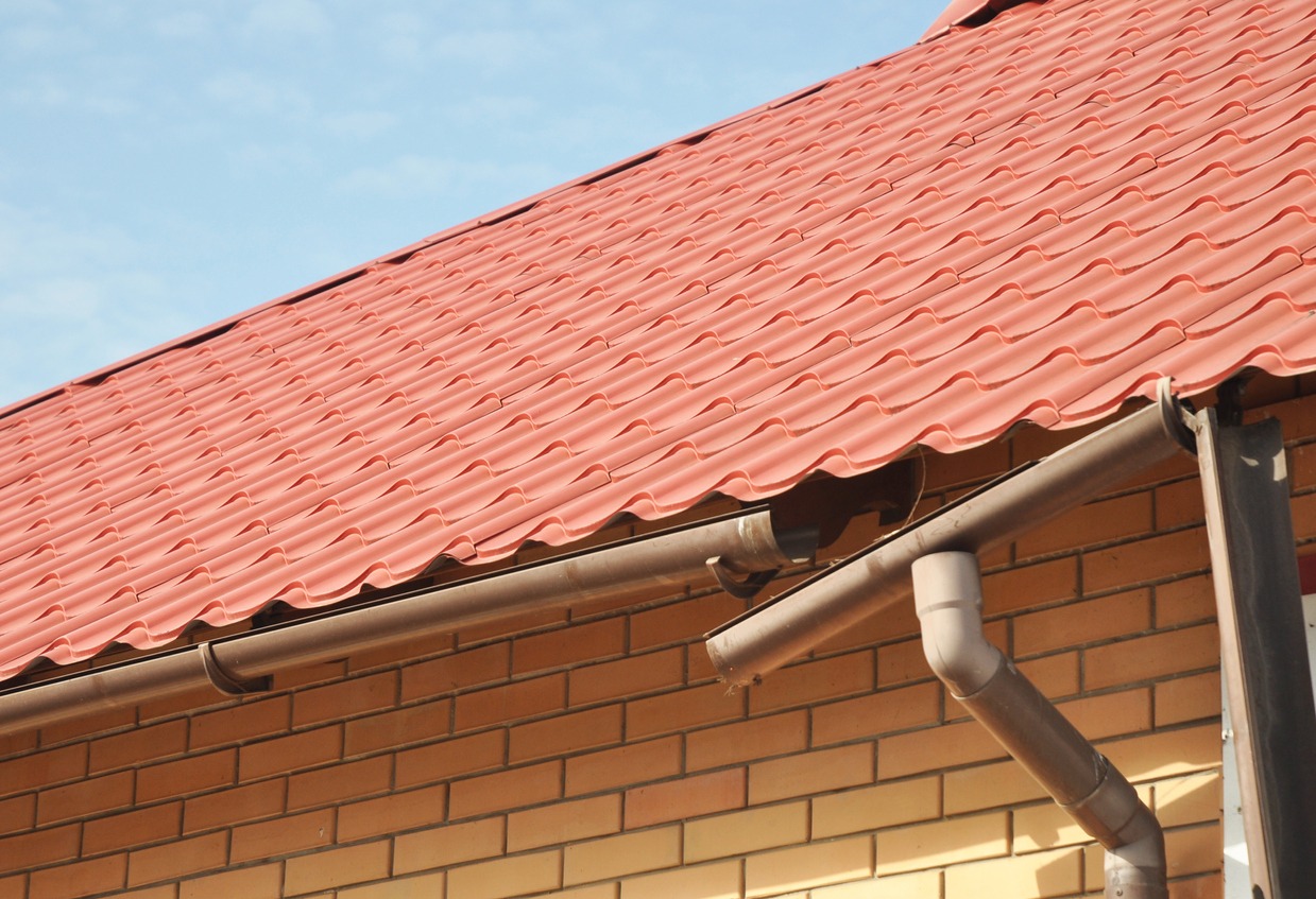 a roof with damaged gutter
