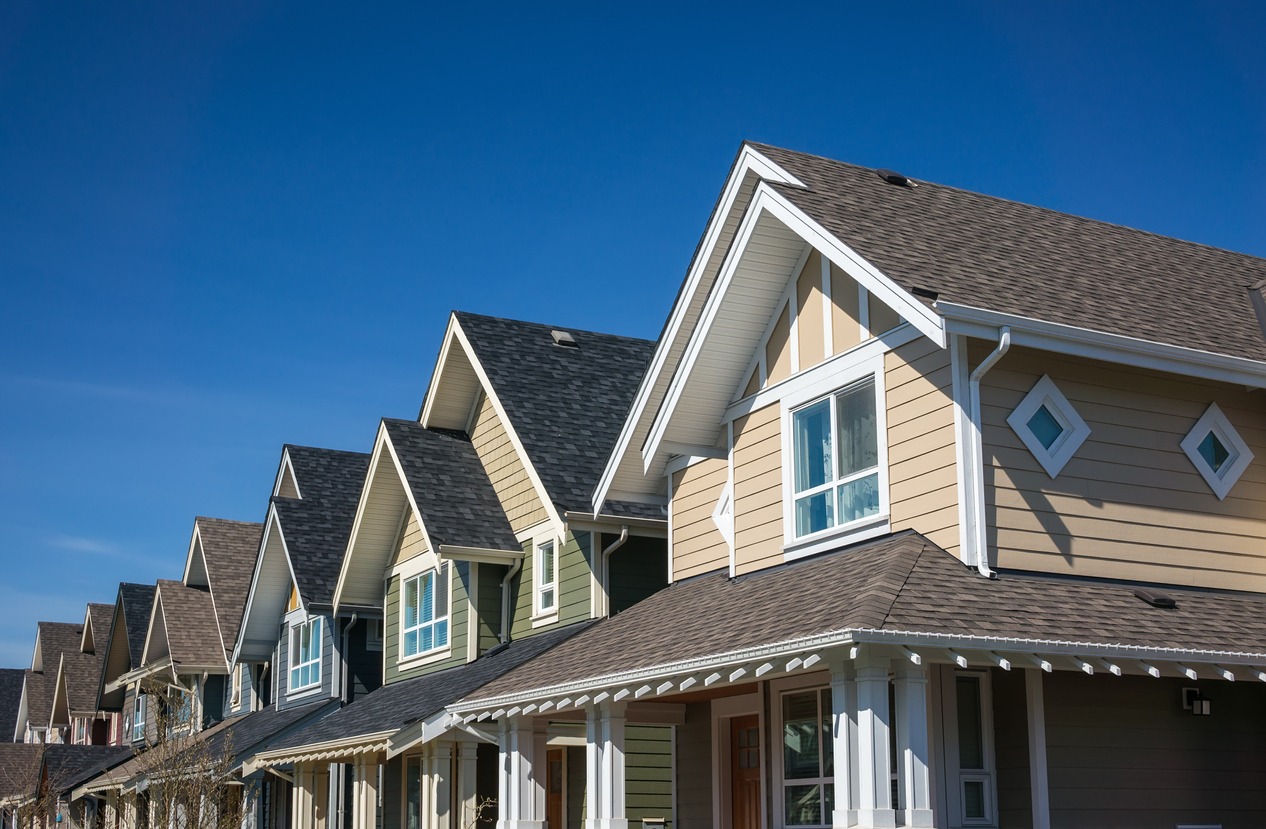 a row of townhouses with asphalt roofing