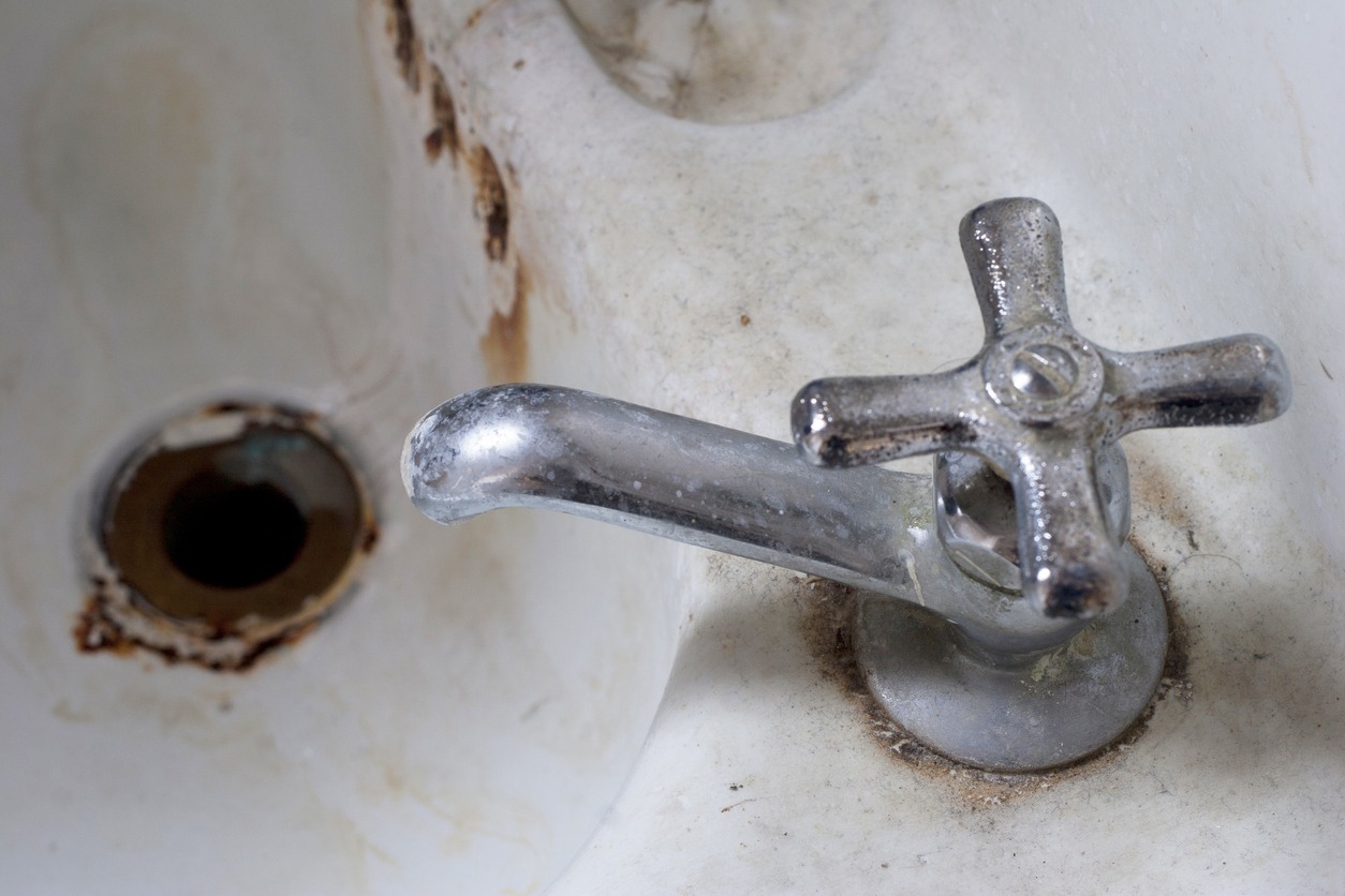 a rusty sink