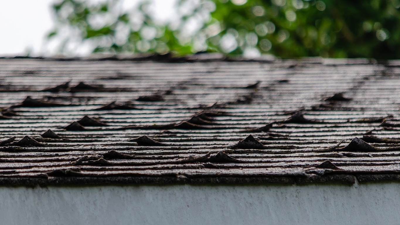 curled roofing shingles