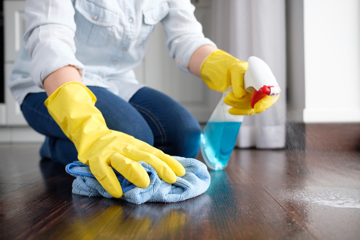 cleaning kitchen countertop using a spray cleaner and microfiber cloth