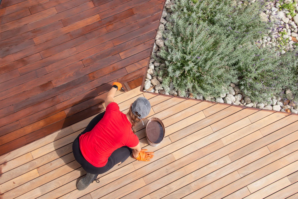 Refreshing of wood deck boards with UV protection pigment oil