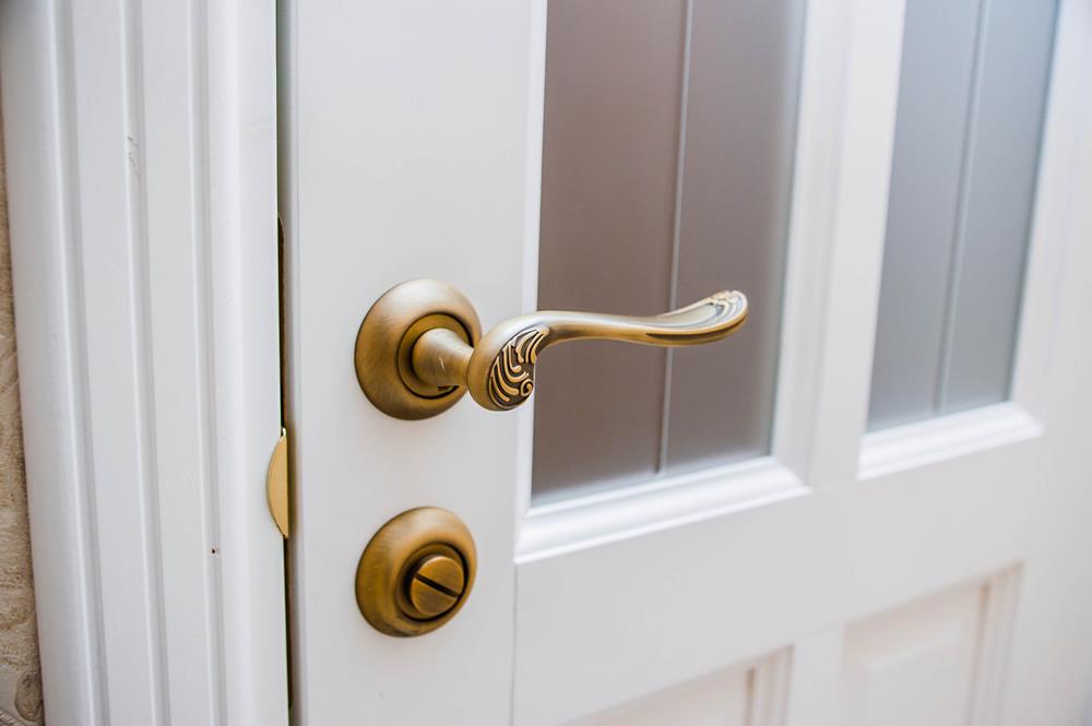 Brass Doorknobs Have Germ-Fighting Power