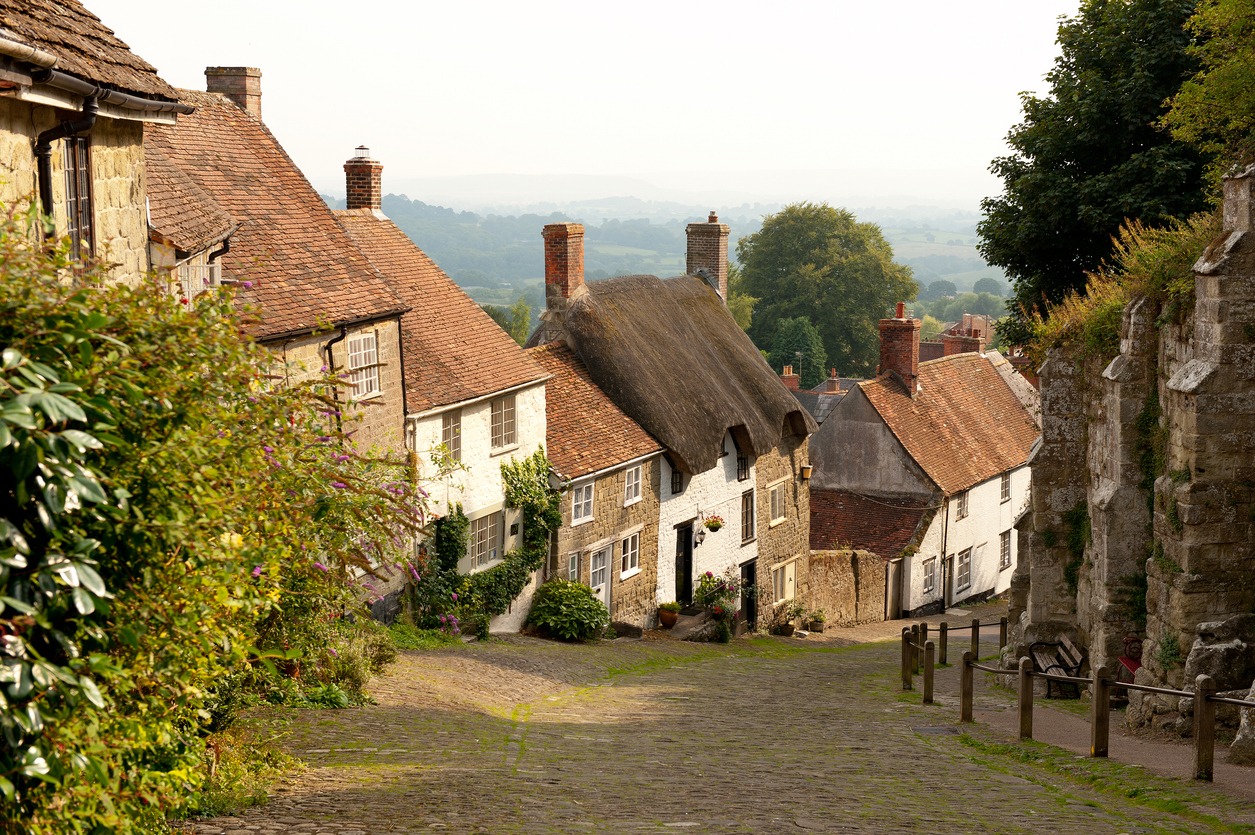 Thatched Cottages in England: Rustic Roofs, Countryside Heritage, and Luxury Living